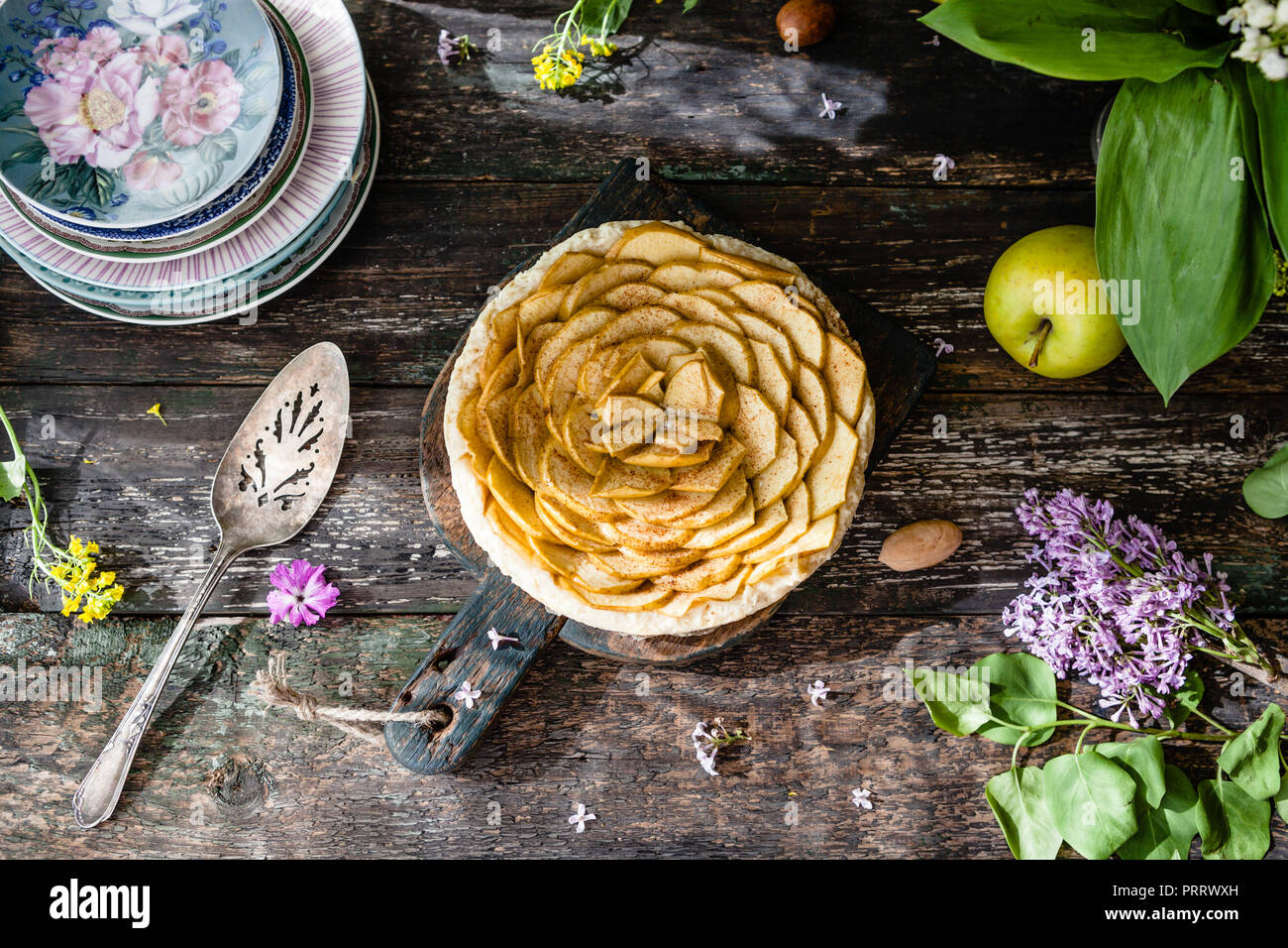 Vista dall'alto di una deliziosa torta di mele sul tavolo di legno Foto Stock