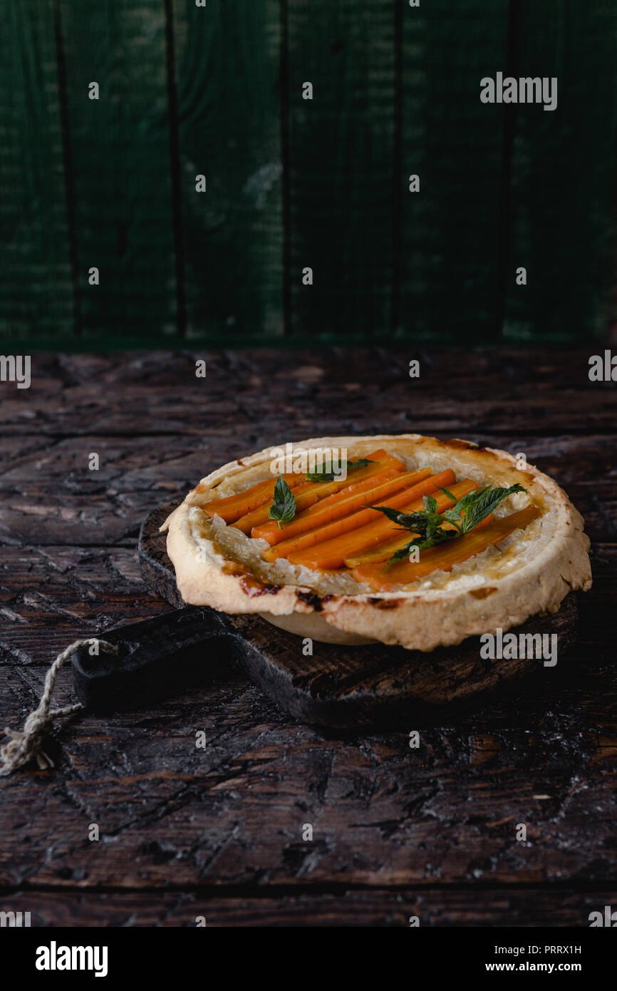 Golosa torta con le carote e le erbe sul tavolo di legno Foto Stock