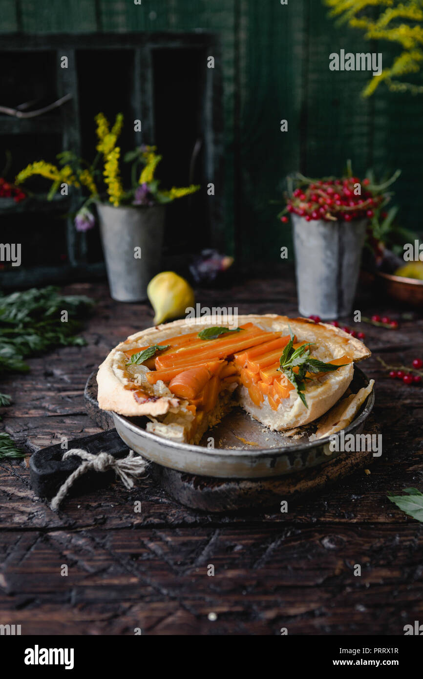 Incredibile la pasta con le carote e le erbe sul tavolo di legno Foto Stock