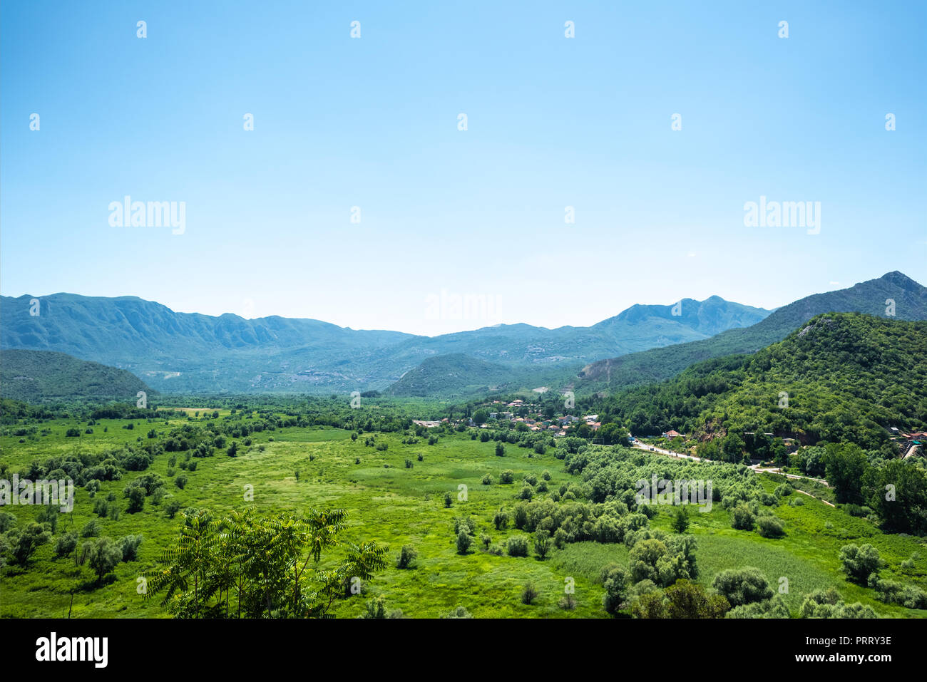 Splendida vista della valle verde e montagne del Montenegro Foto Stock