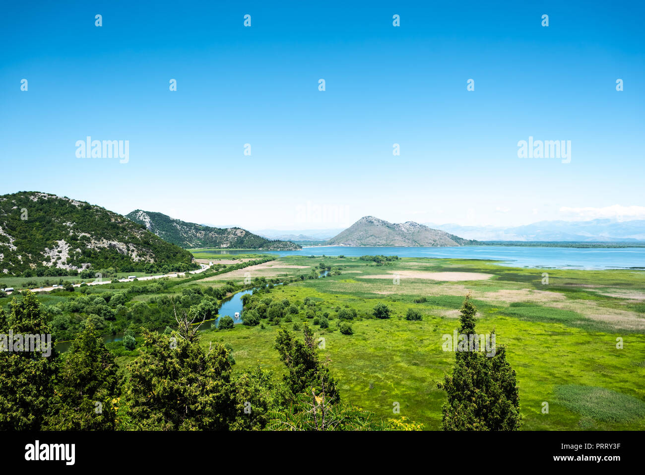 Splendida vista della valle verde, il lago e le montagne del Montenegro Foto Stock