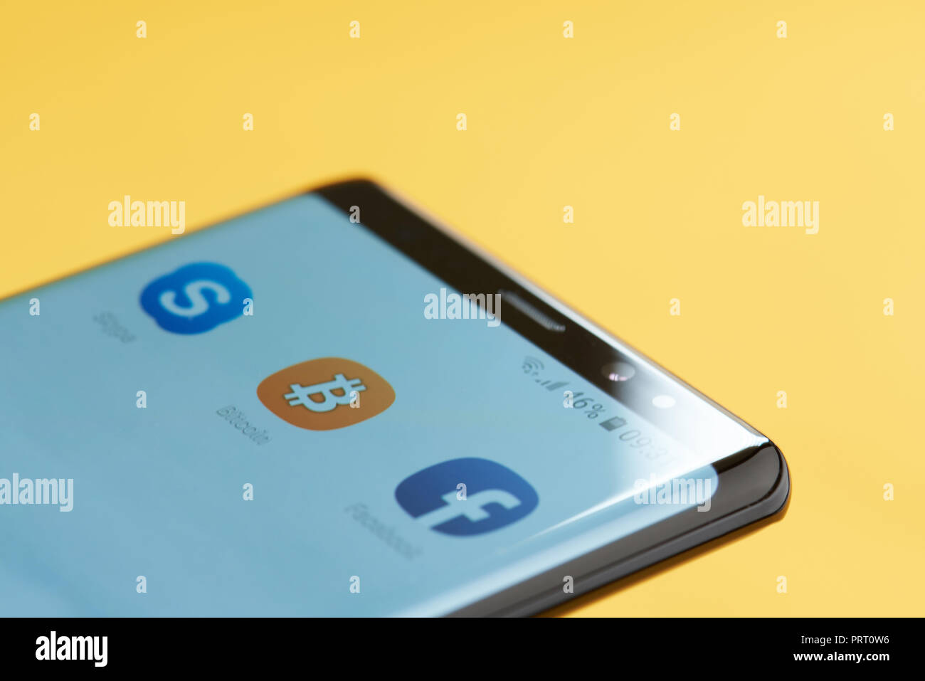 New york, Stati Uniti d'America - 3 ottobre 2018: portafoglio Bitcoin icona sulla schermata dello smartphone vicino la vista con sfondo giallo Foto Stock
