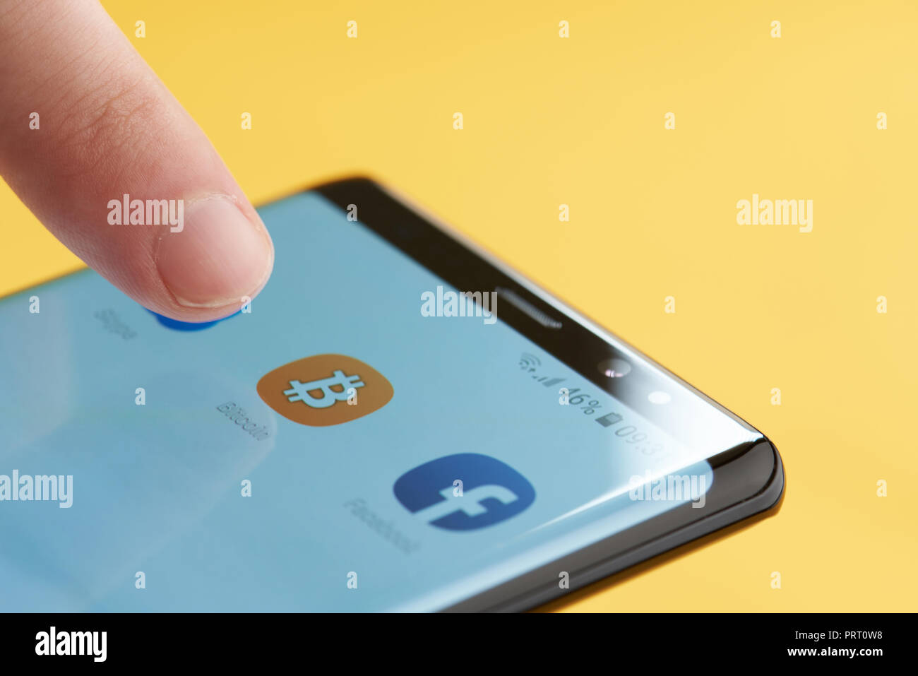 New york, Stati Uniti d'America - 3 ottobre 2018: Inizio portafoglio bitcoin sulla schermata dello smartphone vicino la vista con sfondo giallo Foto Stock