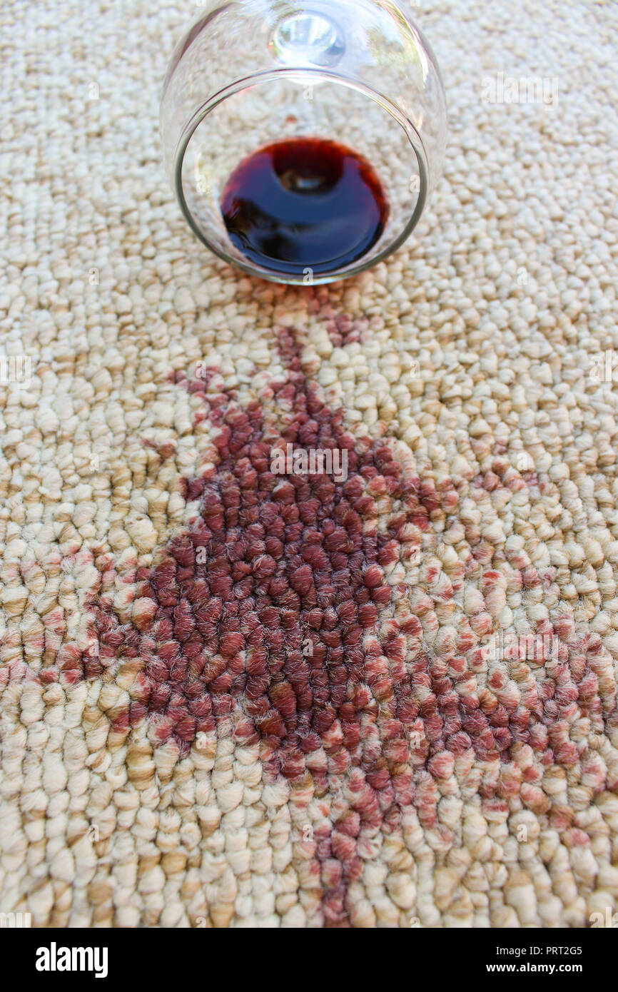 Bicchiere di vino rosso è caduto sul tappeto, vino versato sul tappeto Foto  stock - Alamy