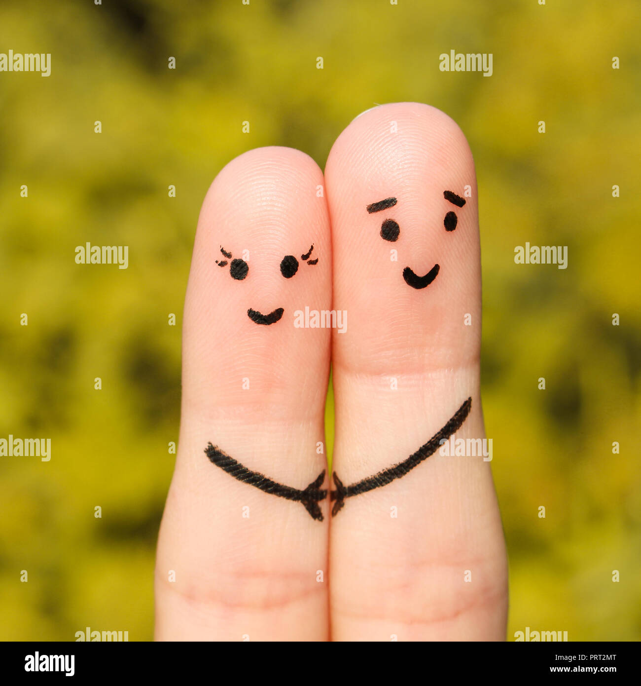 Arte del dito di una coppia felice. Coppia felice tenendo le mani sullo sfondo di foglie di giallo Foto Stock