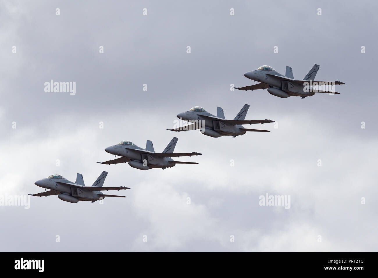 Quattro Royal Australian Air Force (RAAF) Boeing F/A-18F Super Hornet multirole fighter aircraft volare in formazione. Foto Stock