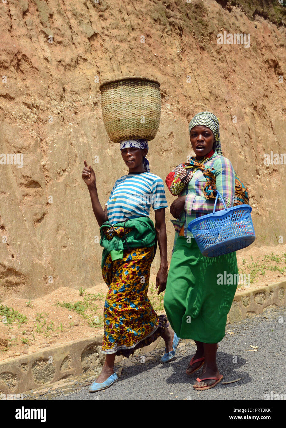 Passeggiando per il mercato settimanale in zone rurali nel Ruanda occidentale. Foto Stock