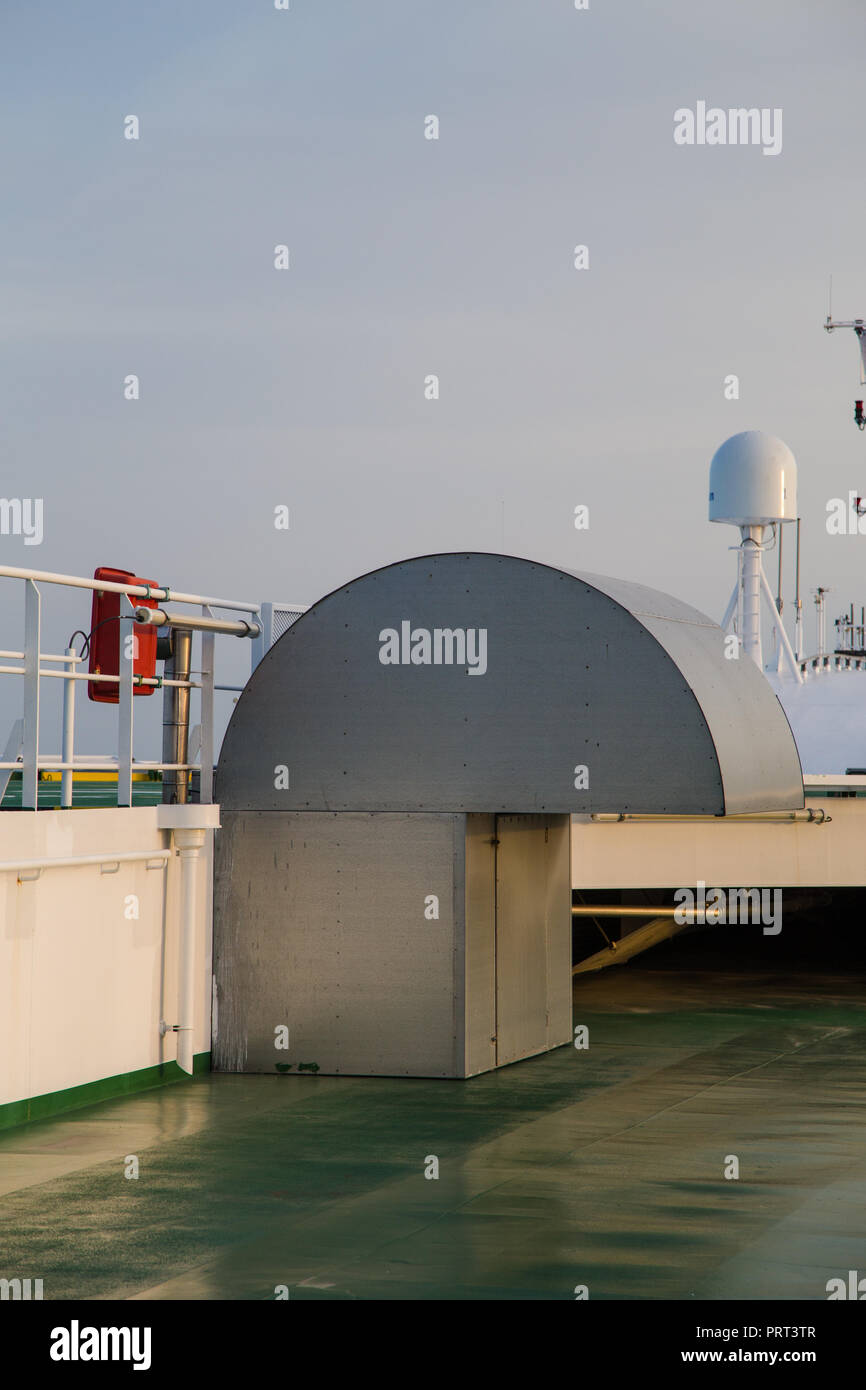 Ingresso o uscita di aria su un traghetto per auto sul ponte superiore Foto Stock