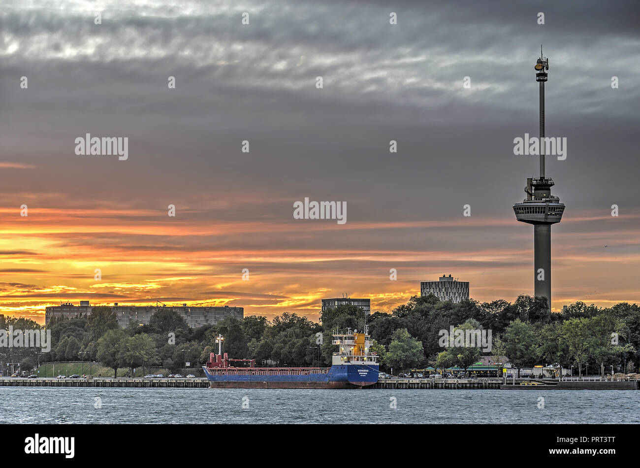 Rotterdam, Paesi Bassi, Settembre 28, 2016: Parco Quay (Parkkade) con una nave marittima ormeggiata, così come icona della città Euromast contro un pre Foto Stock