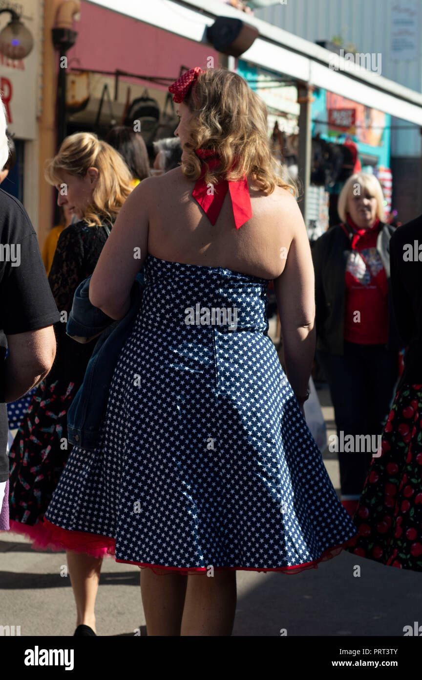 Porthcawl, Galles. Il 29 settembre 2018. Donna vestita di anni cinquanta abito ispirato al Festival di Elvis. ©PoppyGarlick Foto Stock