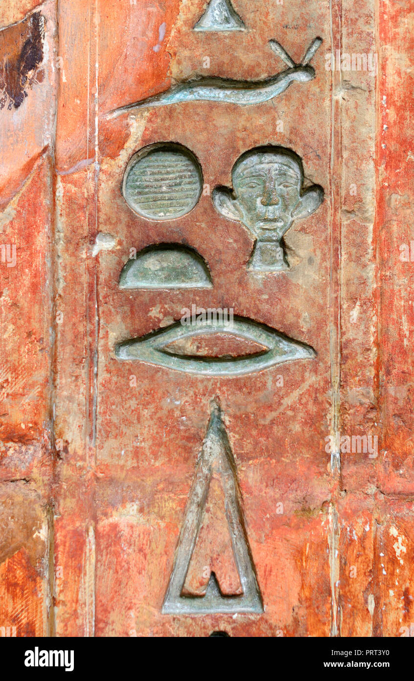 Geroglifici egiziani British Museum, Bloomsbury, Londra, Inghilterra, Regno Unito. Dettaglio della falsa porta e architrave di Ptahshepses Foto Stock
