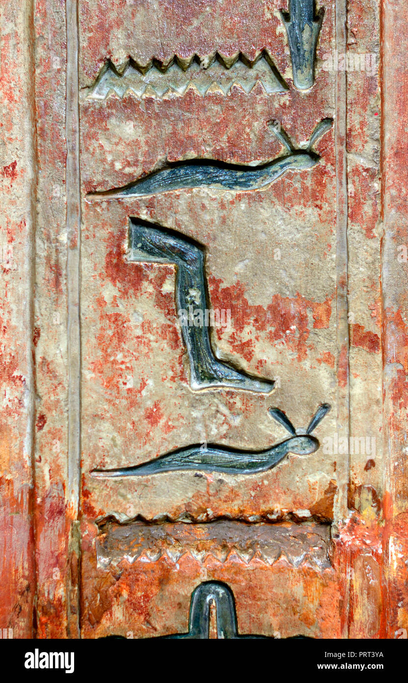 Geroglifici egiziani British Museum, Bloomsbury, Londra, Inghilterra, Regno Unito. Dettaglio della falsa porta e architrave di Ptahshepses Foto Stock