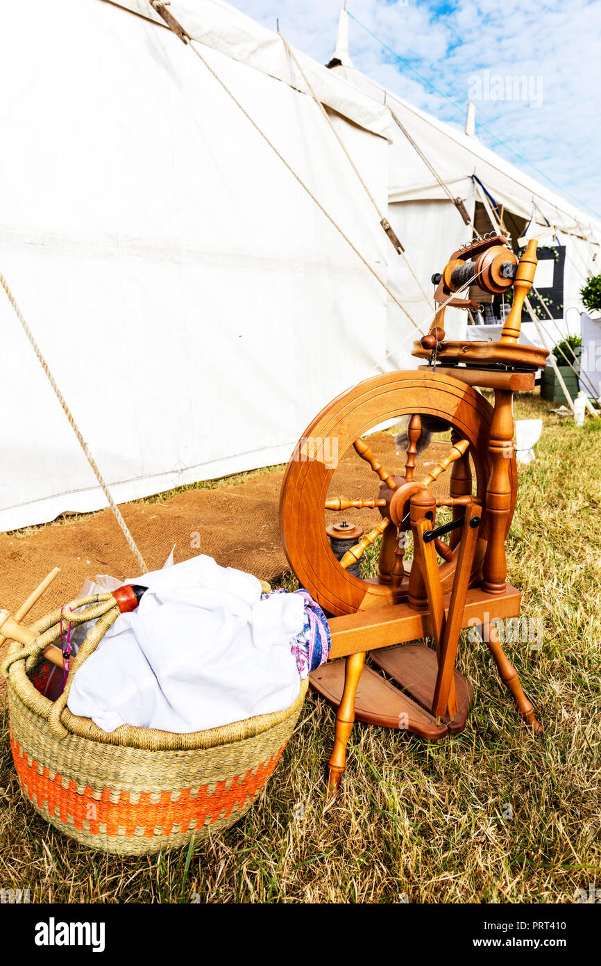 Ruota di filatura, la filatura della lana, lana spinner, lana macchina di filatura, ruota di filatura, ruote piroettanti, di legno ruota di filatura, antichi ruota di filatura Foto Stock