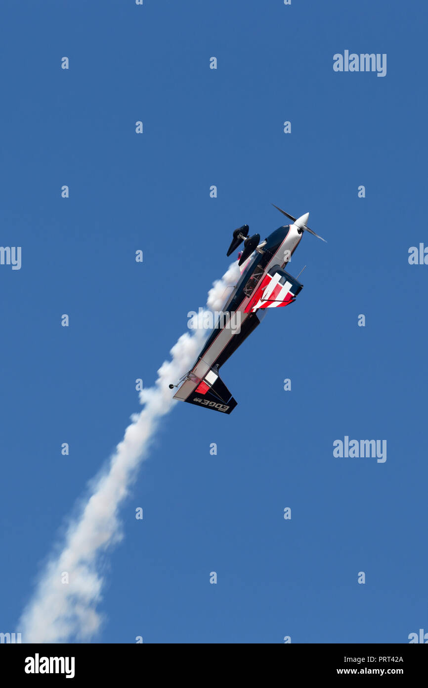 Melissa Andrzejewski battenti un bordo 540 velivolo acrobatico. Foto Stock