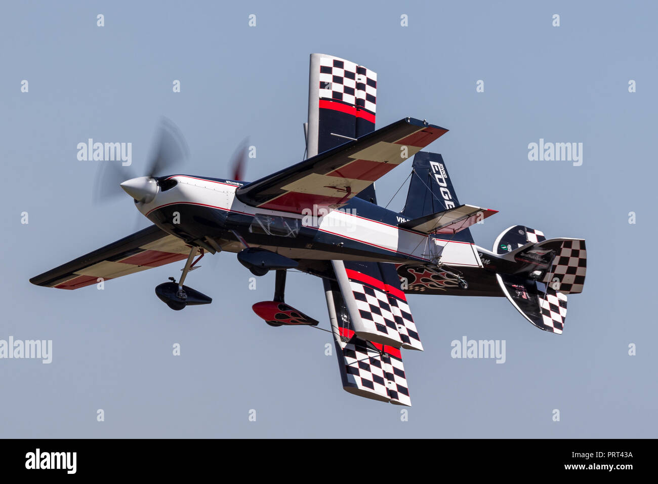 Melissa Andrzejewski battenti un bordo 540 velivolo acrobatico con Skip Stewart battenti in Pitts Special S-2 velivolo. Foto Stock