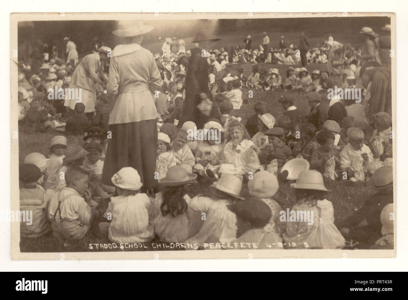 Cartolina originale dell'era della prima guerra mondiale della festa per la pace dei bambini della Strood School 4 agosto 1919, Strood, Rochester, Kent, Regno Unito Foto Stock