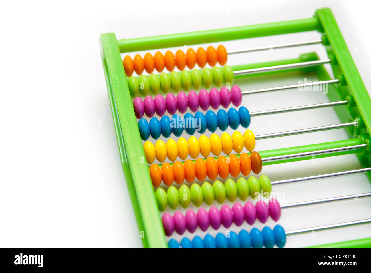 Colorato giocattolo di plastica-come abacus su sfondo bianco, parti allineate Foto Stock