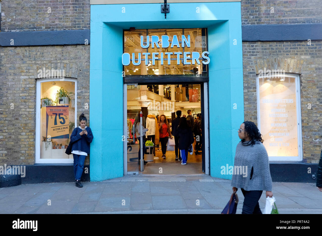 Una vista generale di Urban Outfitters store in Covent Garden, Londra Foto Stock