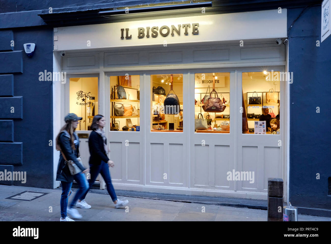 Due donne a piedi pst il bisonte shop in Covent Garden di Londra, Regno Unito Foto Stock Due donne a piedi pst il bisonte shop in Covent Garden di Londra, Regno Unito Foto Stock