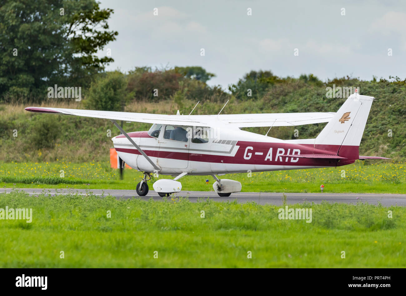 Cessna 172B piccolo ad ala alta private su aerei ad ala fissa, registrazione G-aride in rullaggio su una pista di rullaggio a un piccolo aeroporto del Regno Unito. Foto Stock