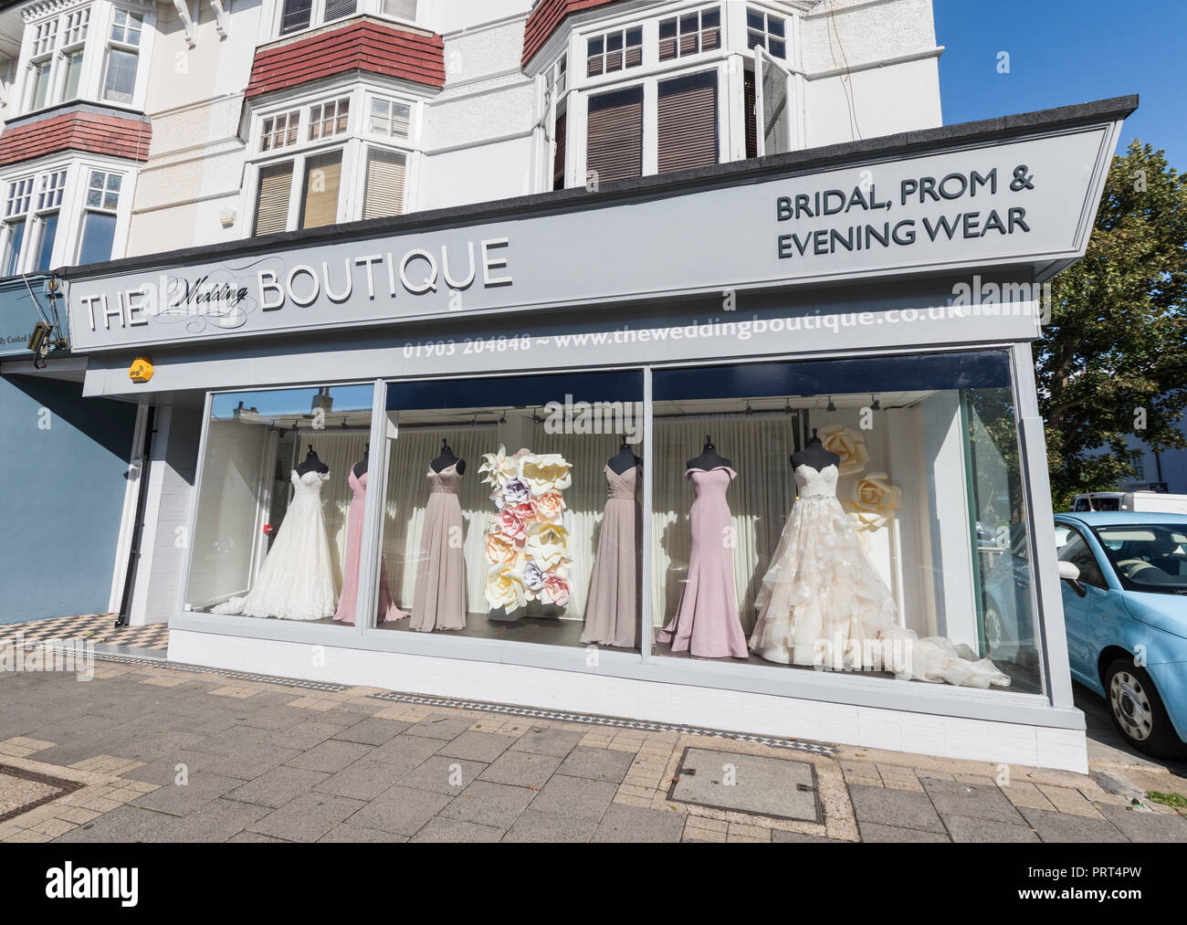 Il matrimonio un negozio boutique nuziale di vendita, prom abbigliamento in Worthing West Sussex, in Inghilterra, Regno Unito. Abiti da sposa. Abito da sposa shop. Foto Stock