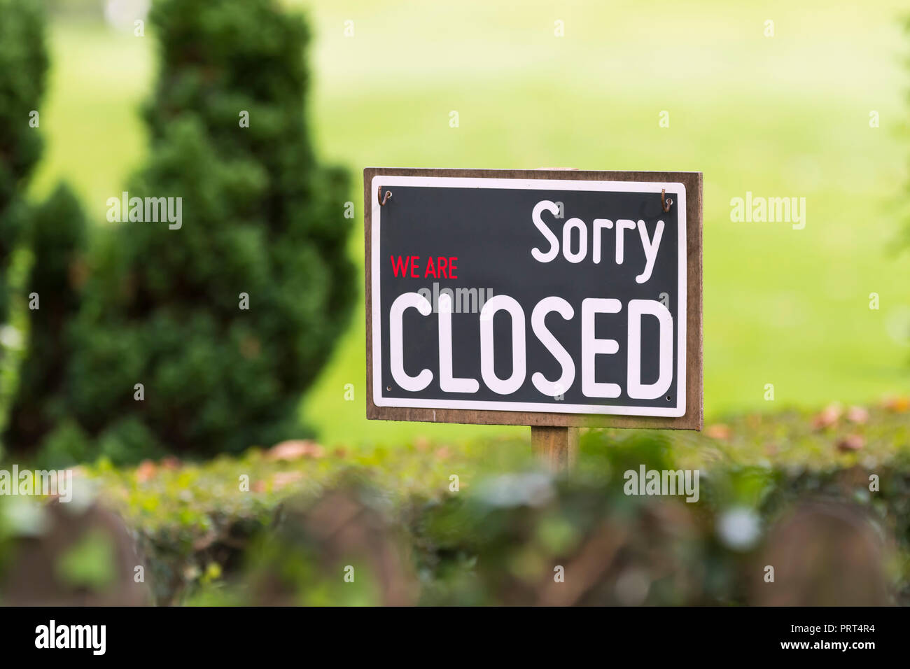 Siamo spiacenti ma siamo chiusi firmare al di fuori di un cafe che è chiuso per l'anno in UK. Outdoor segno chiuso. Foto Stock