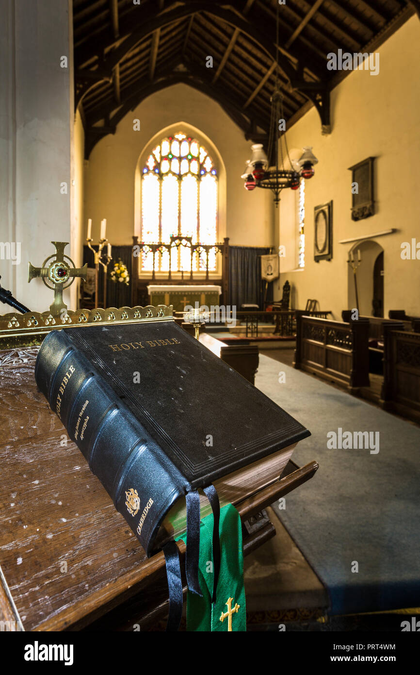 Versione di King James la Sacra Bibbia. In San Pietro e di san Paolo la Chiesa, Hoxne, Suffolk, Regno Unito. Foto Stock