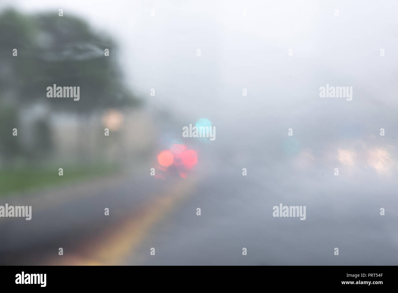 Il traffico di Singapore in un giorno di pioggia Foto Stock
