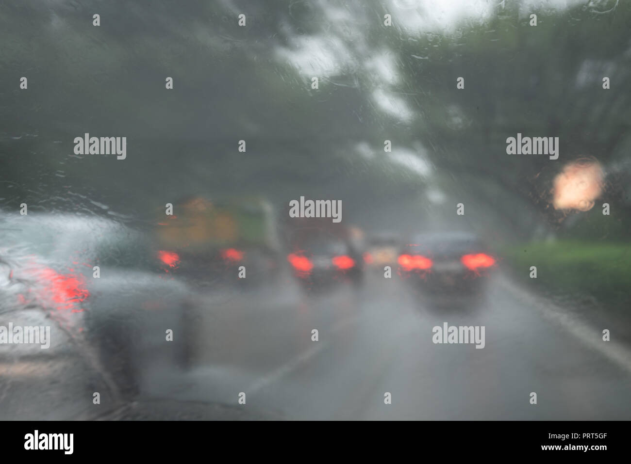 Il traffico di Singapore in un giorno di pioggia Foto Stock