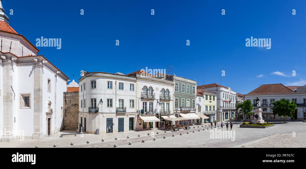 Santarem, Portogallo - 10 Settembre 2017: Panorama di Praca Sa da Bandeira Square, la piazza principale della città. Foto Stock