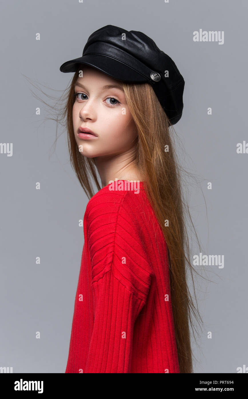 Close-up ritratto di giovane e bella ragazza redhead che indossa un maglione rosso in posa di studio Foto Stock
