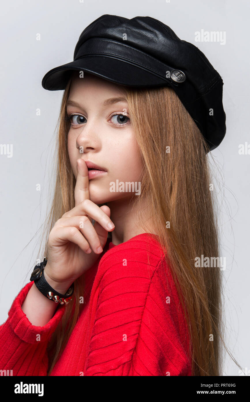 Close-up ritratto di giovane e bella ragazza redhead che indossa un maglione rosso in posa di studio Foto Stock