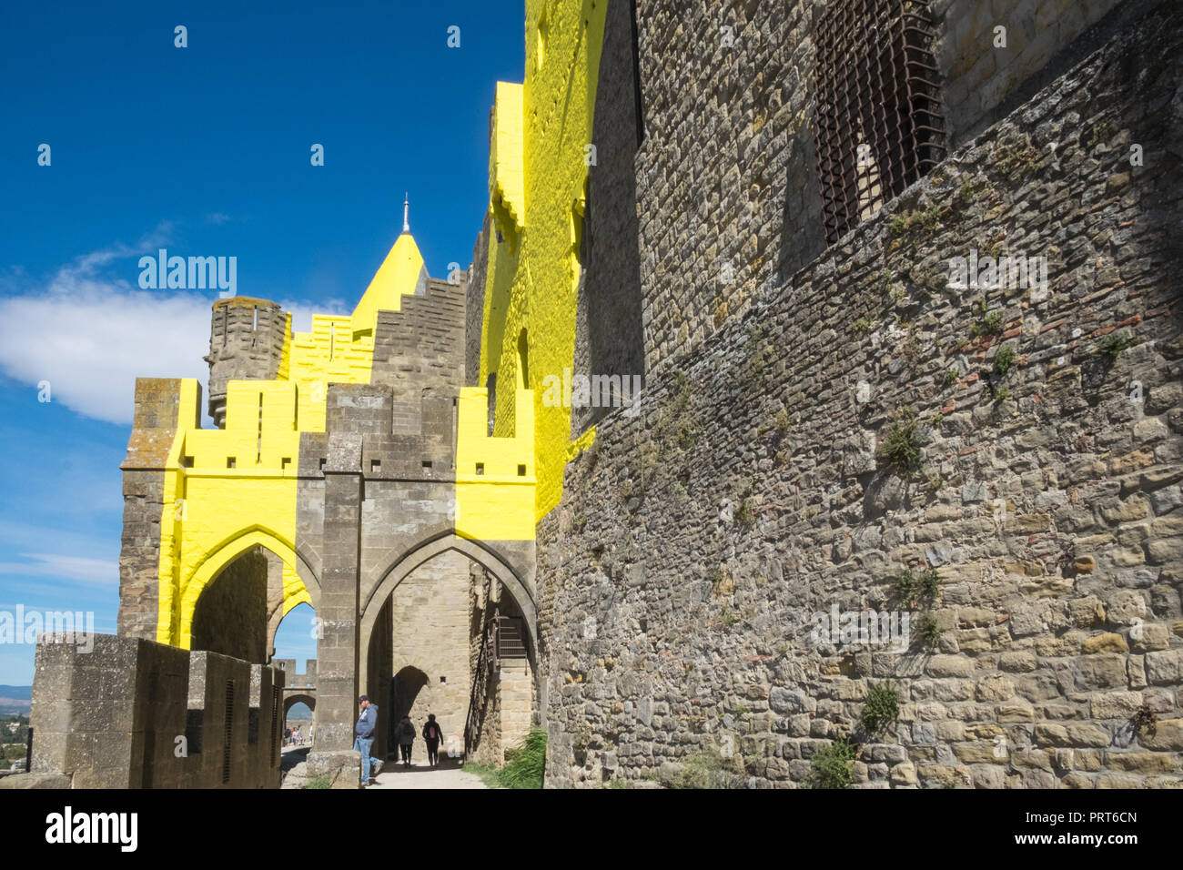 Giallo,l'arte,eccentrico cerchi concentrici,Carcassonne,Carcassone,Castle,Fort,bastioni,Aude,provincia,regione,a sud della Francia,Francia,francese,l'Europa,Unione Foto Stock