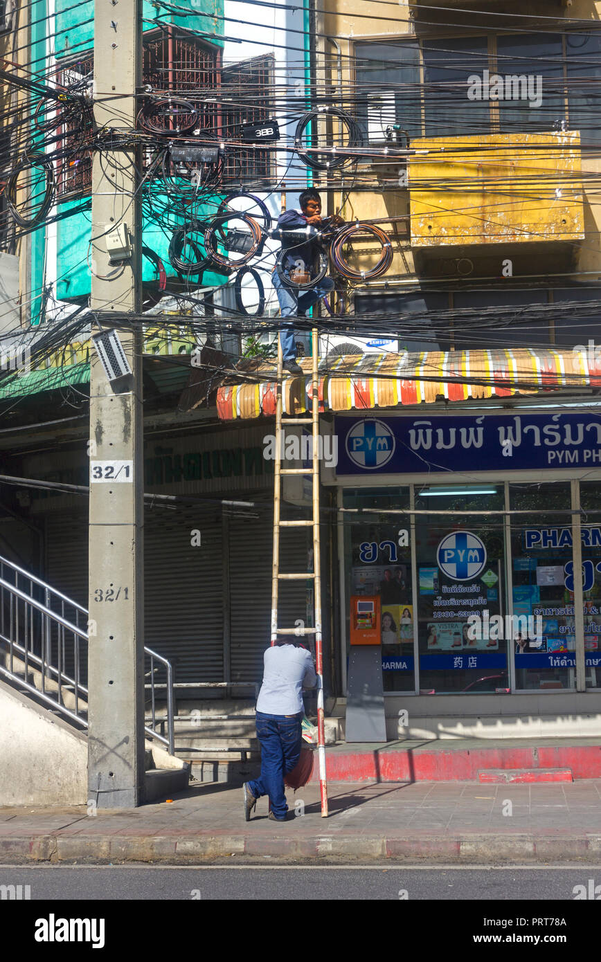 Telefono e cavi di alimentazione, cavi, Bangkok, Thailandia Foto Stock