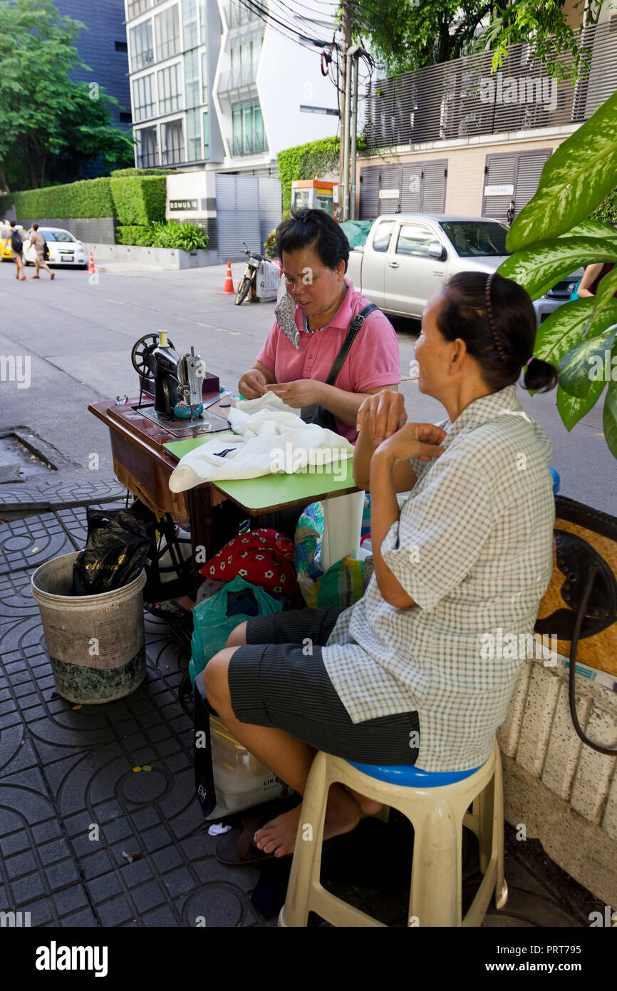 Femmina di cucito sarta per le strade di Bangkok, Tailandia. Foto Stock