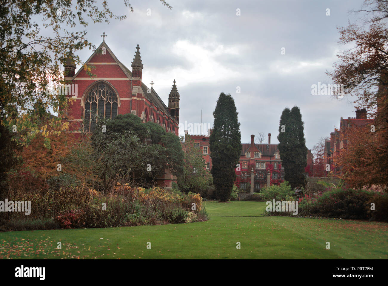La cappella e il College da Selwyn giardini, Selwyn College di Cambridge, Inghilterra Foto Stock