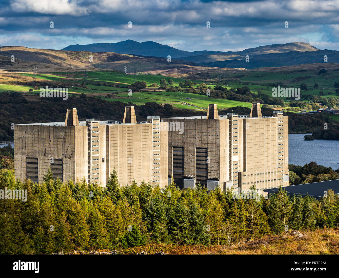 Trawsfynydd centrale nucleare, progettato da Basil Spence, Magnox stazione di alimentazione aperto 1965, chiuso 1991, in fase di smantellamento, completamento dovuto 2083 Foto Stock