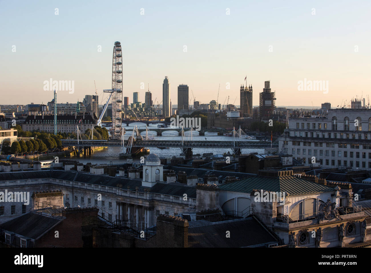 Lo skyline di Londra guardando ad ovest lungo il fiume Tamigi da una posizione elevata, London, Regno Unito Foto Stock