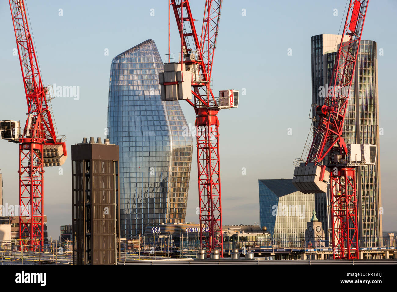 Gru dominano lo skyline in primo piano di nuovo sviluppo di Londra uno Blackfriers. Informalmente conosciuta come il Vaso a causa della sua forma. Foto Stock