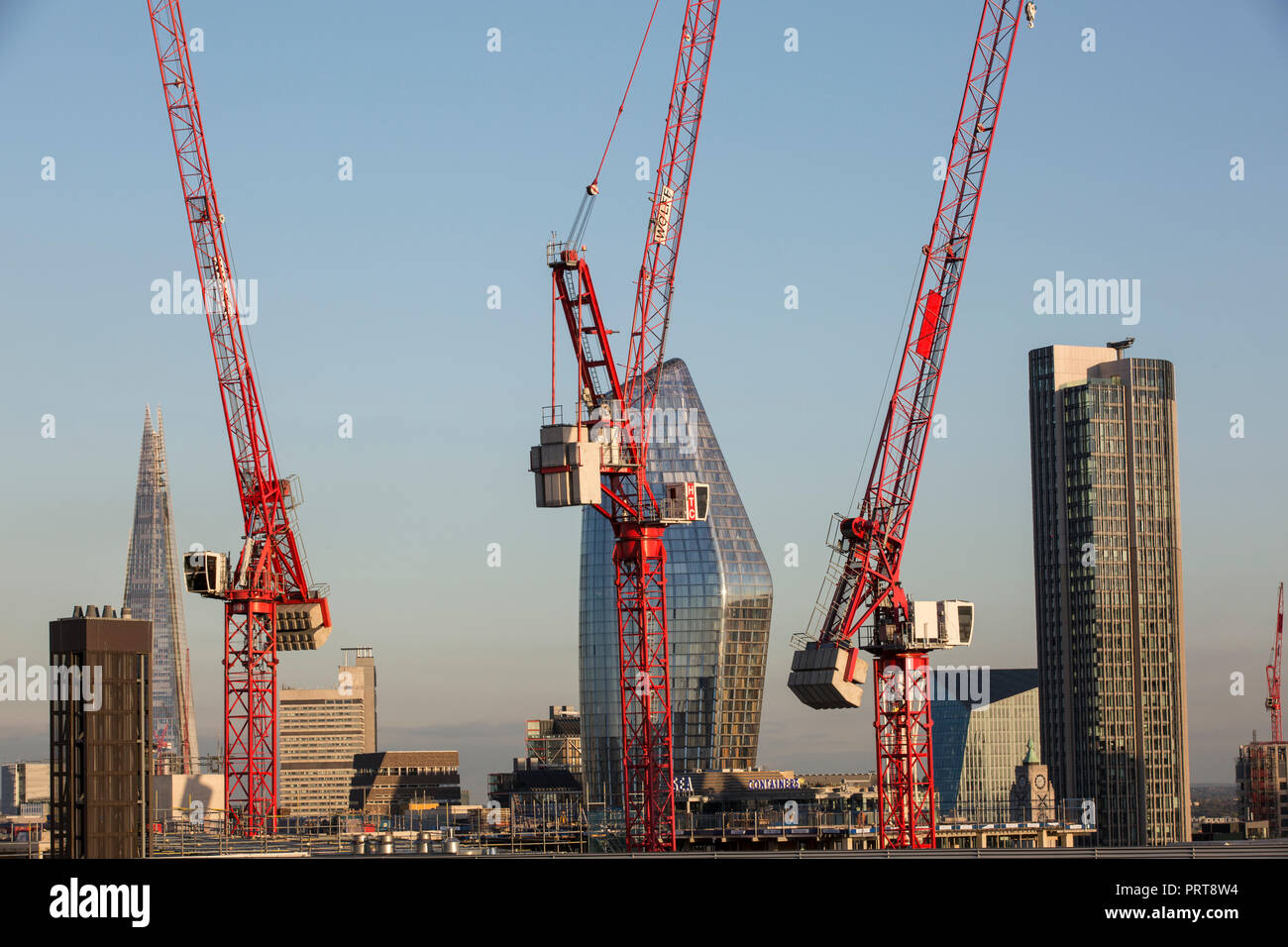 Gru dominano lo skyline in primo piano di nuovo sviluppo di Londra uno Blackfriers. Informalmente conosciuta come il Vaso a causa della sua forma. Foto Stock