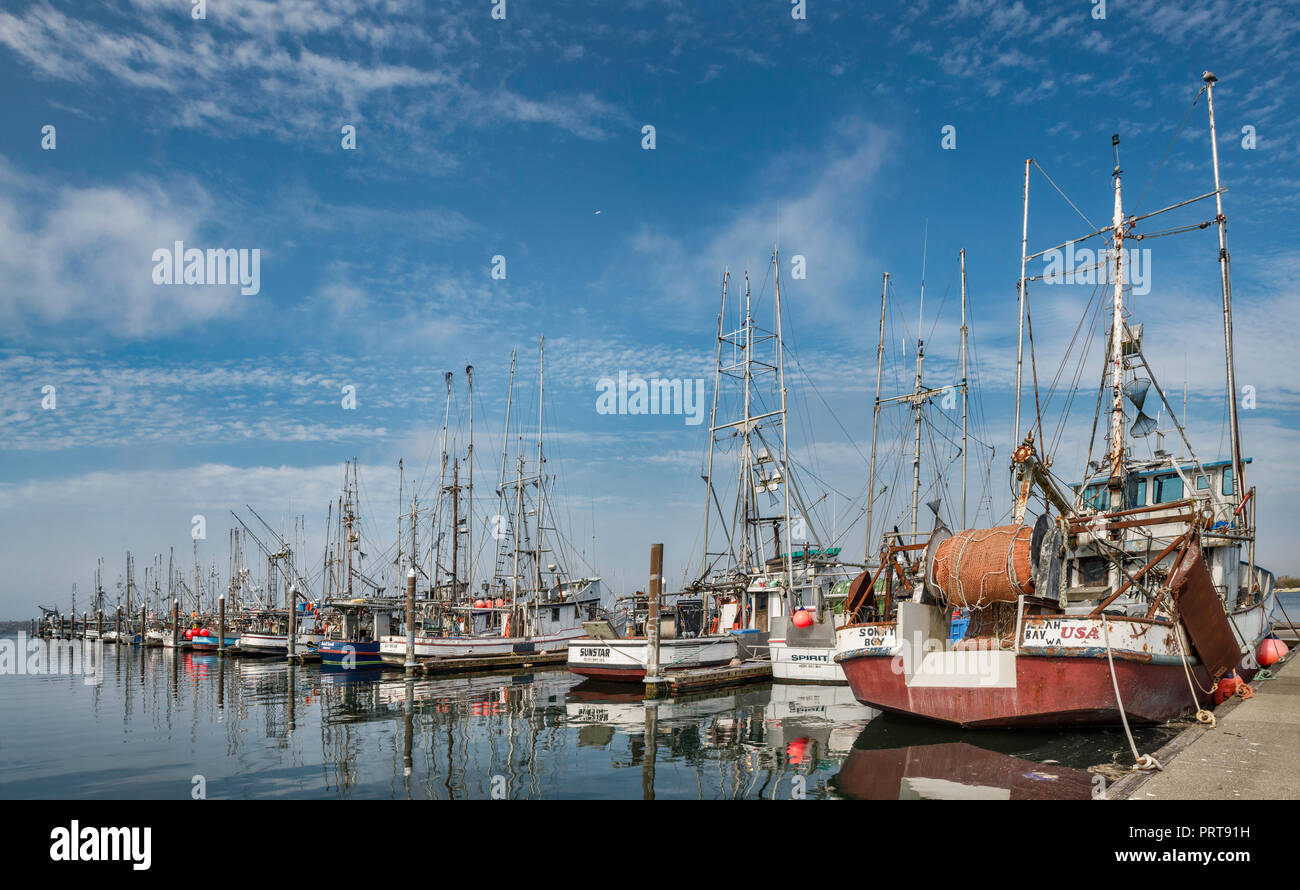 Barche da pesca in Makah Marina, Porto di Neah Bay, Makah Indian Reservation, Penisola Olimpica, nello stato di Washington, USA Foto Stock