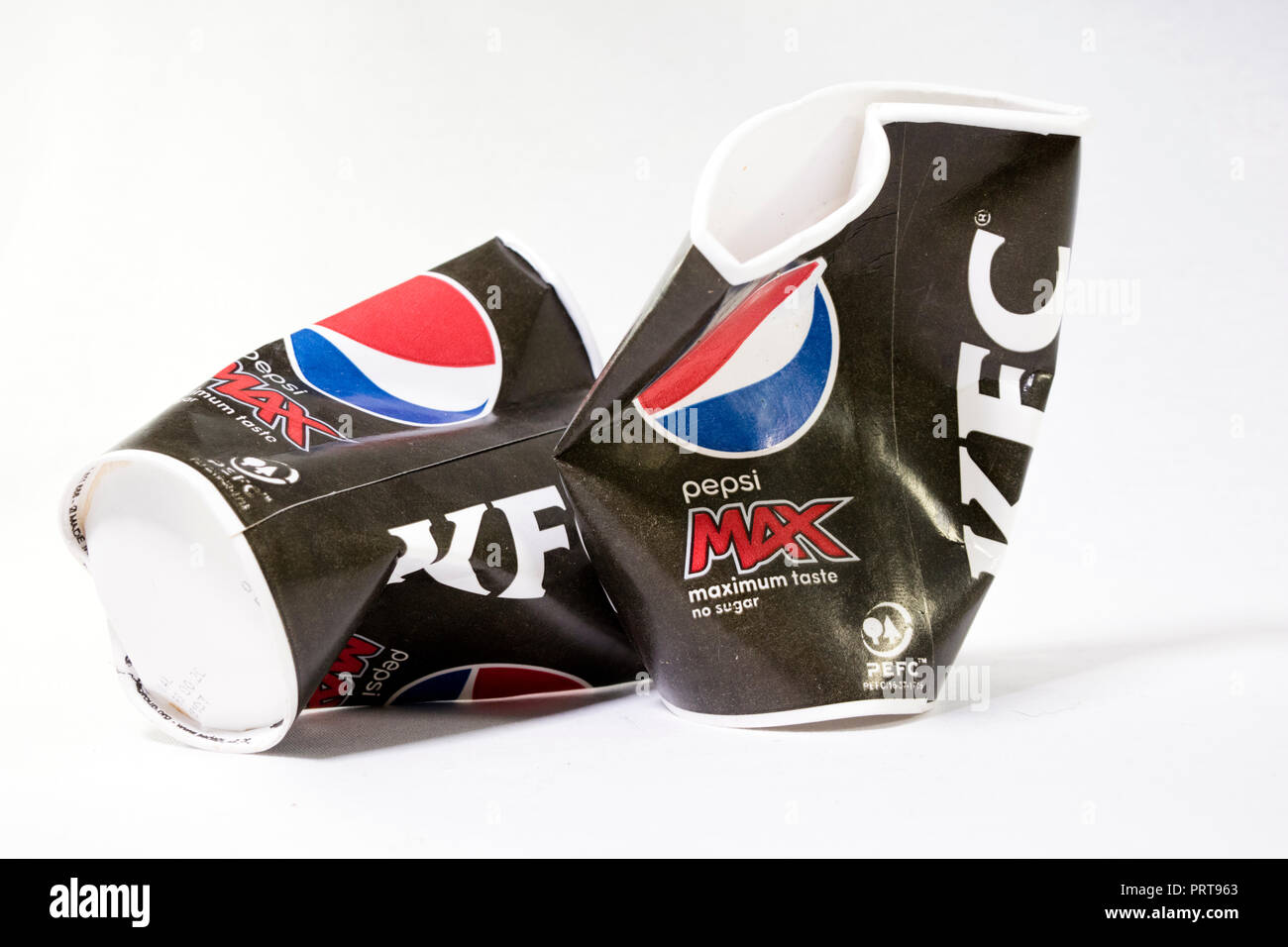 Nessuno in plastica riciclabile KFC tazze Foto Stock