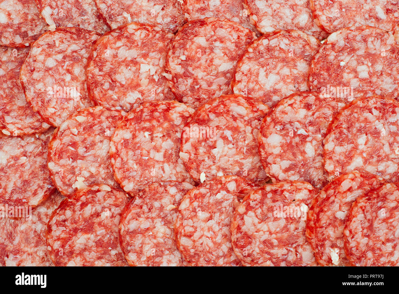 Sfondo di fette di salame fresco Foto Stock