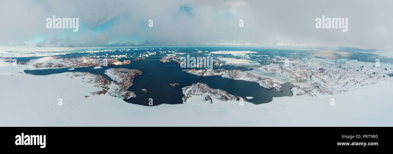 Panorama e solo aria .Vidy su ghiaccio floes, la natura e il paesaggio antartico .Sunrise, giorno del tramonto. Tiro con quadrocopter. Foto Stock