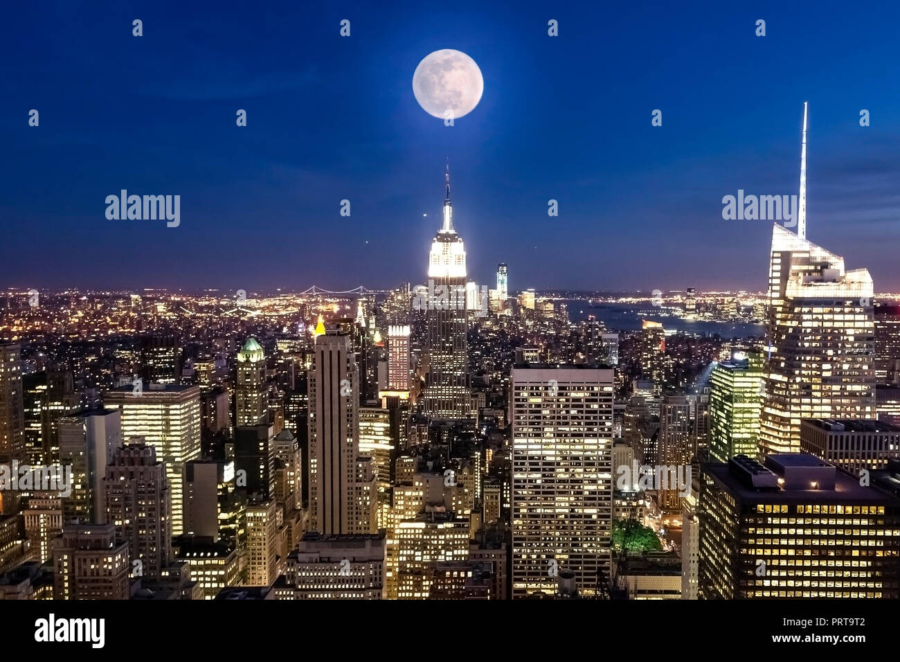 Vista aerea di notte skyline di Manhattan Foto Stock