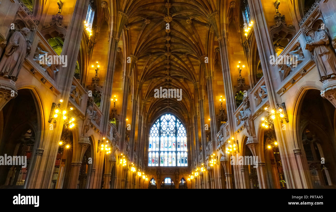 Manchester, Regno Unito - 18 Maggio 2018: John Rylands Library costruito nel 1988 da Enriqueta Rylands, sua moglie dopo Giovanni della morte, è aperto al pubblico nel 1900. Il Foto Stock