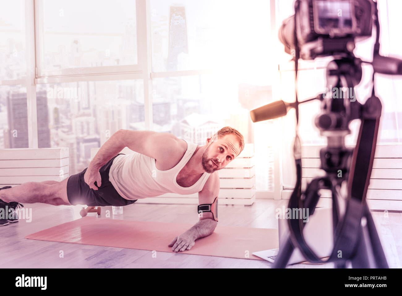 Atleta di concentrato di registrazione il suo proprio sport tutorial Foto Stock