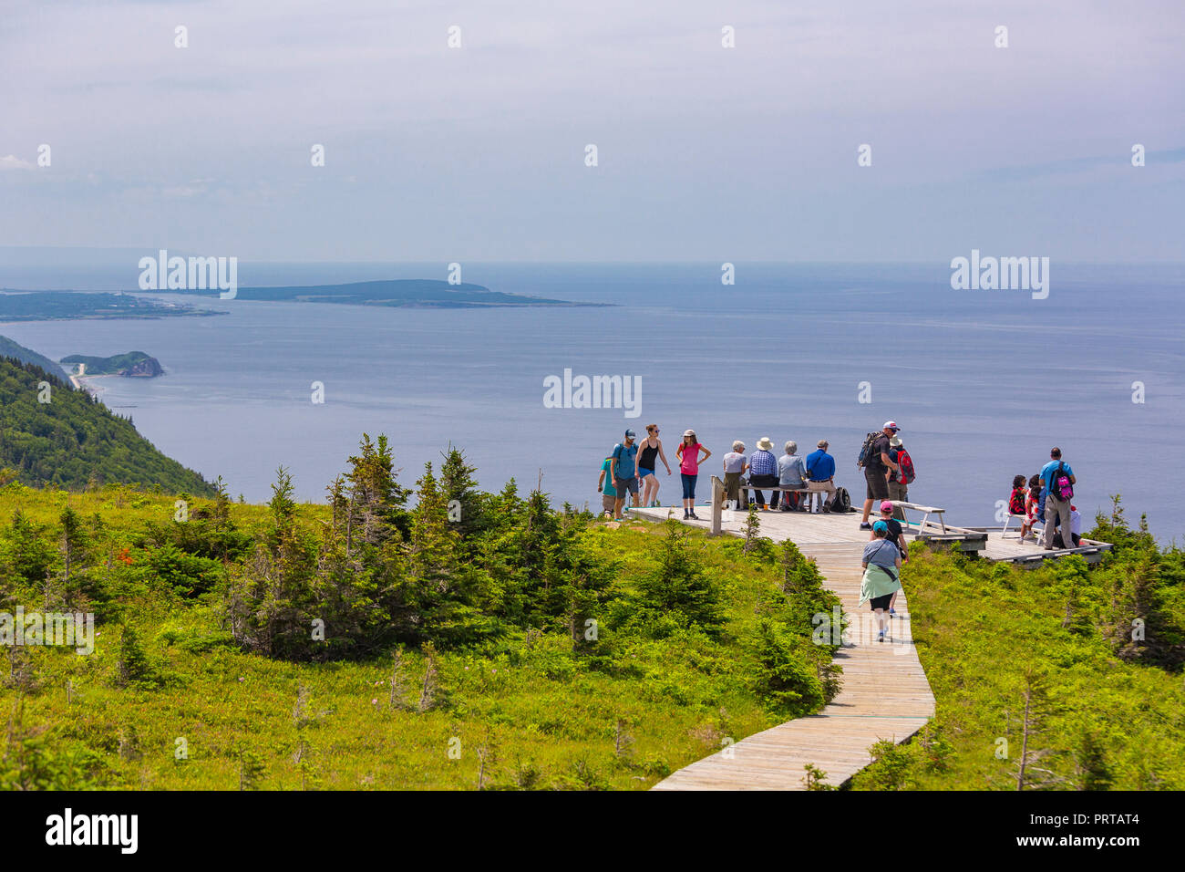 CAPE BRETON, Nova Scotia, Canada - Escursionisti sulla passeggiata sul sentiero Skyline di Cape Breton Highlands National Park. Foto Stock