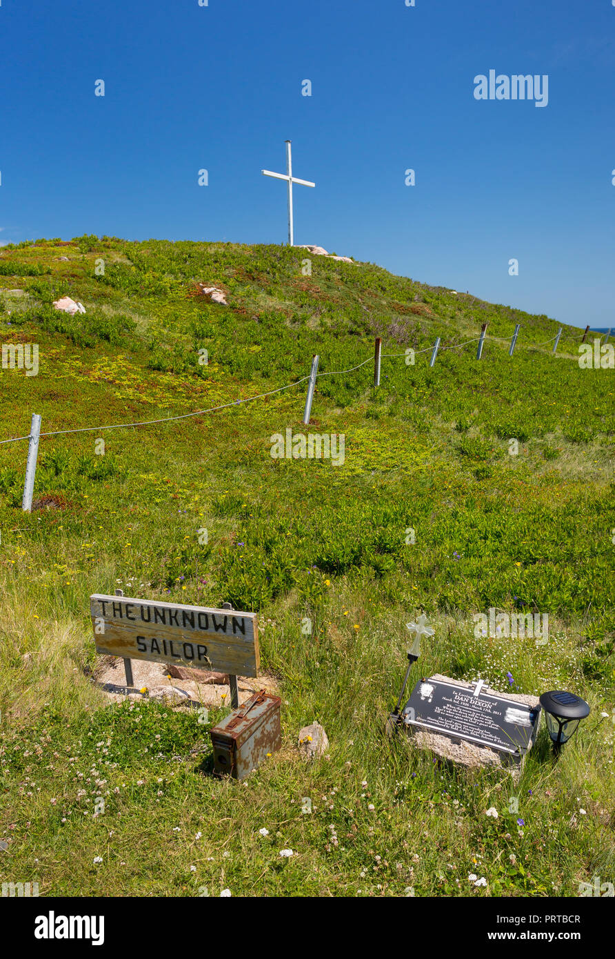 Punto di bianco, Cape Breton, Nova Scotia, Canada - Il Marinaio sconosciuto marker nel punto di bianco cimitero sulla costa. Foto Stock