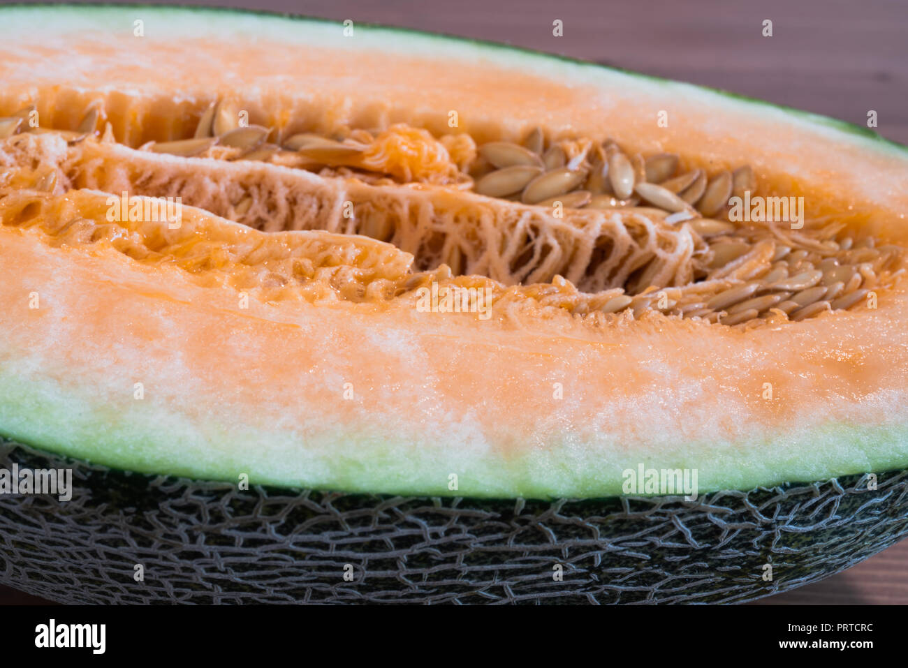 Il cinese Hami melone tagliato a metà vicino la carne visualizza Foto Stock